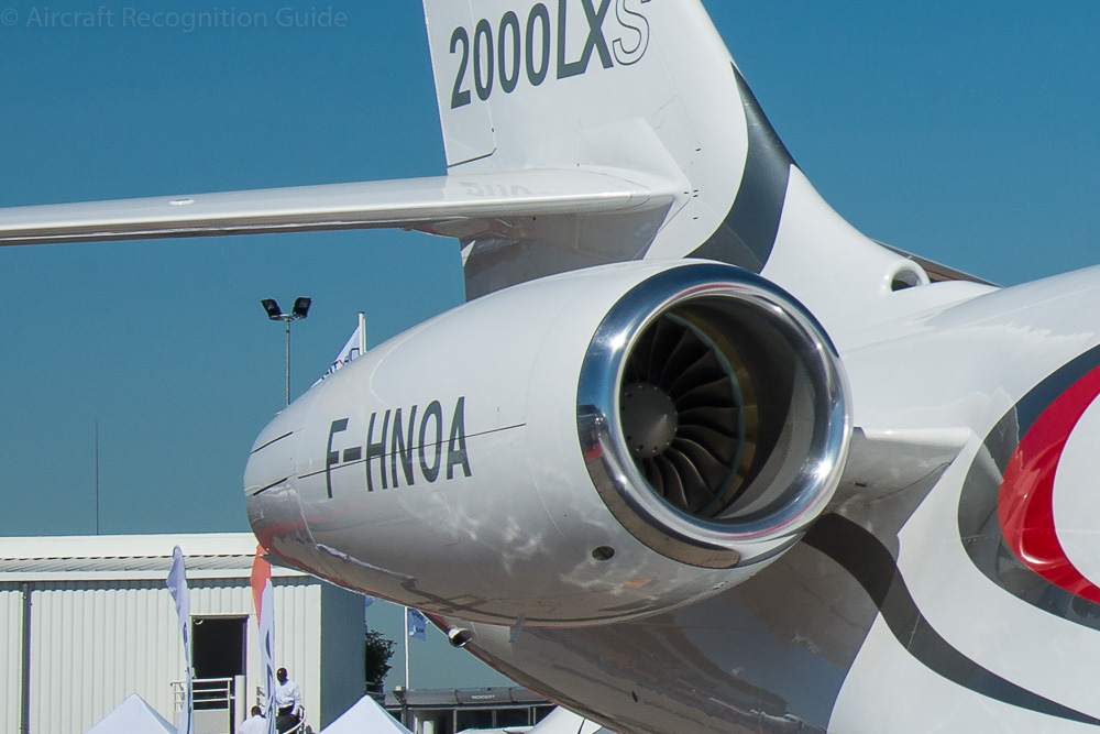 The engine nacelles of the Falcon 2000EX and later version lack the small rectangular air intakes of the original 2000. Image