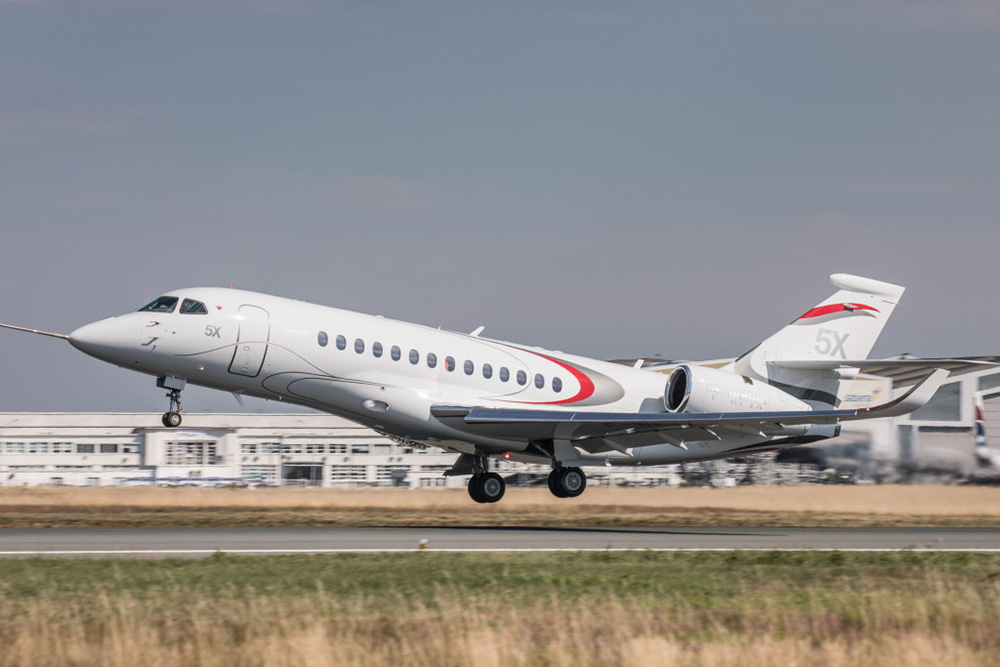 The Falcon 5X is best recognised by the shape of the engine nacelles. It has rectangular openings, of which the top middle one is clearly visible. (photo: Dassault Aviation) Image