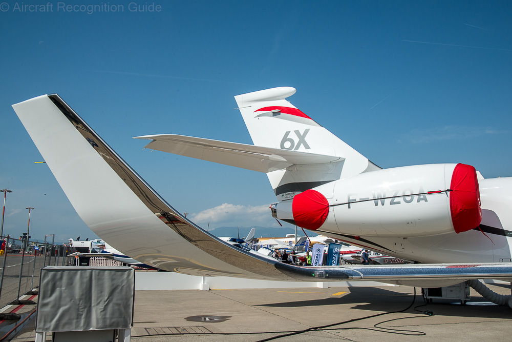 You can easily see that the nacelles of the Falcon 6X have no rectangular openings. Not so clearly visible is the slight dihedral of the horizontal stabilisers. Image