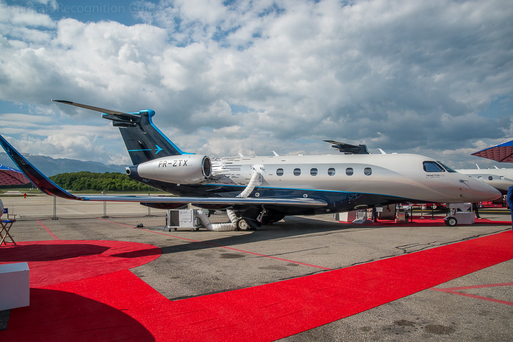 Full view of the Praetor 600 with its tall winglets. Image