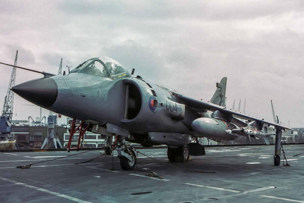 The Sea Harrier FRS1 has a higher placed bubble canopy and a bigger pointed nose than the Harrier GR1. Image