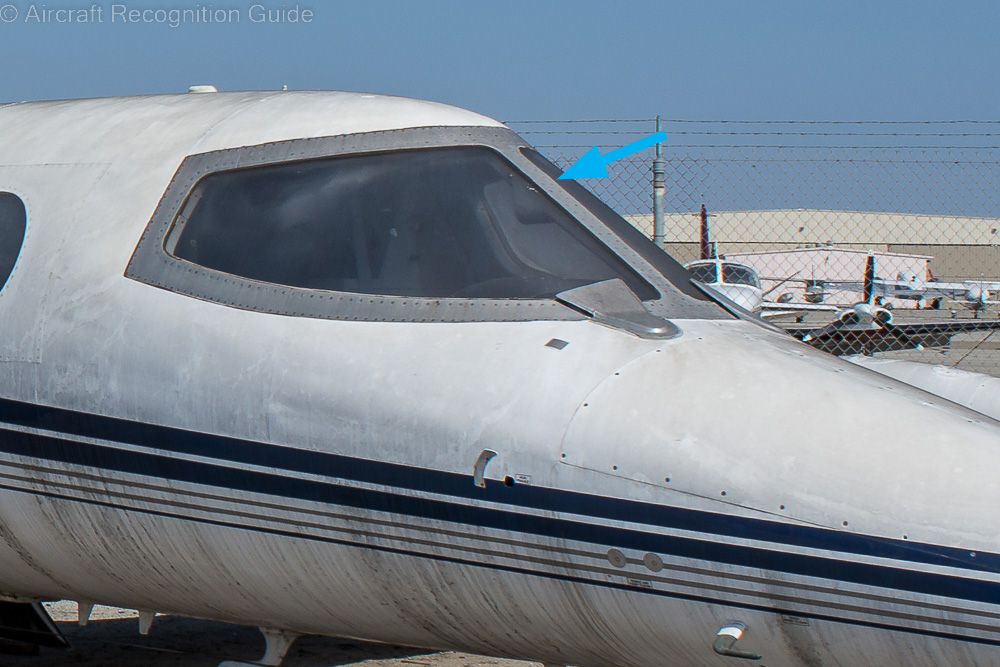 Original Learjet 23s have flat frames around the cockpit windows, although some are known to have been modified with those of the Learjet 24. Image