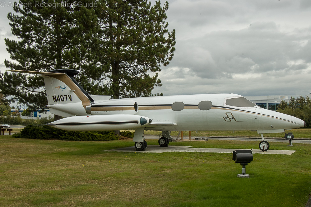 The early model Learjets look just like Lockheed Starfighters with their tip tanks and T-tail, but then with a bigger fuselage. Its performance is likewise. Image