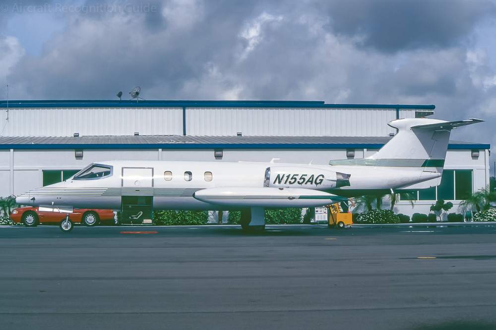 Originally the stretched Learjet 25 kept the bullet fairing on top of the vertical stabiliser, like on the early model 23s/24s. Note that this one has just three cabin windows on the left side! Image