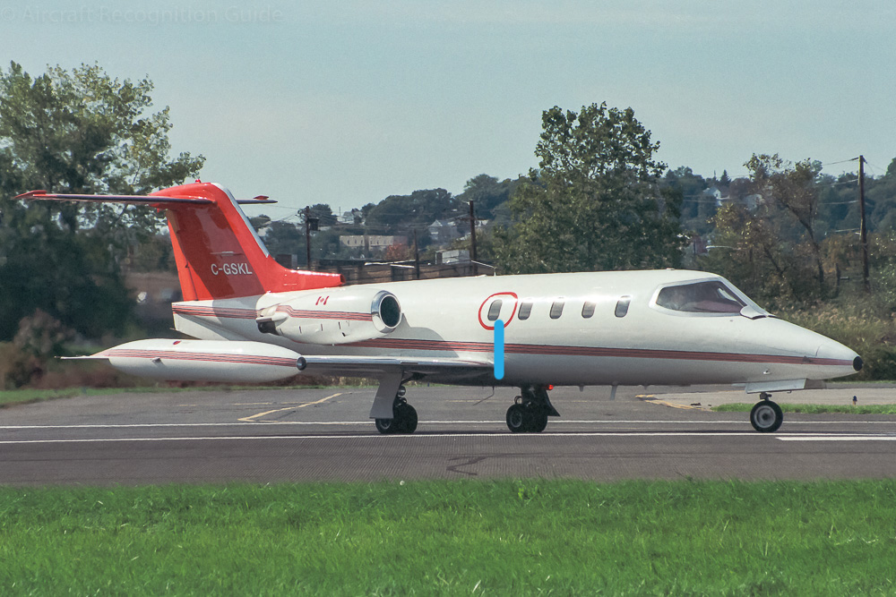 The Learjet 25B and later versions of model 25 have no bullet fairing on the tail. Note the location of the wing root leading compared to the Learjet 25XR below. Image