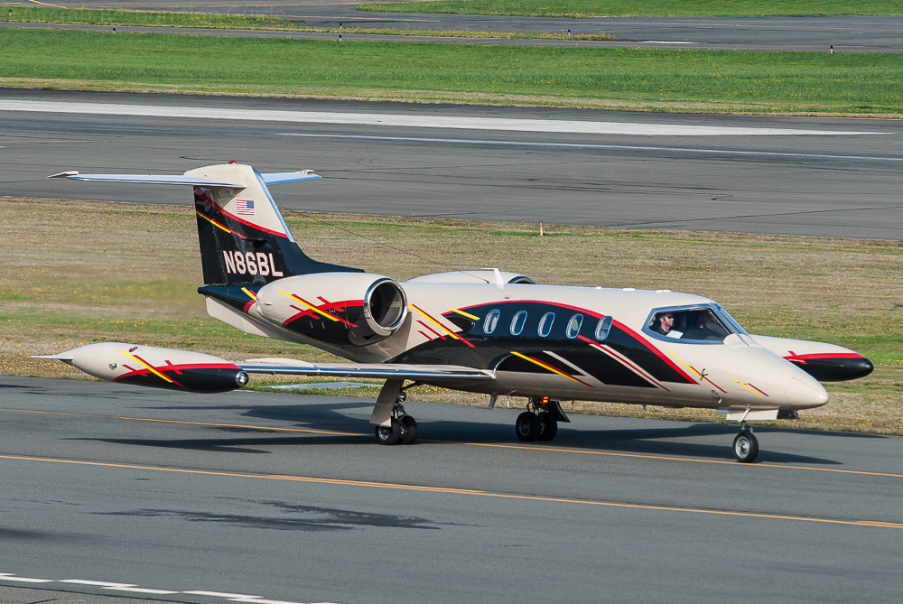 A full view of the standard Learjet 35A. Note the significantly larger diameter engines compared to the Learjet 25, and the single ventral fin. Image