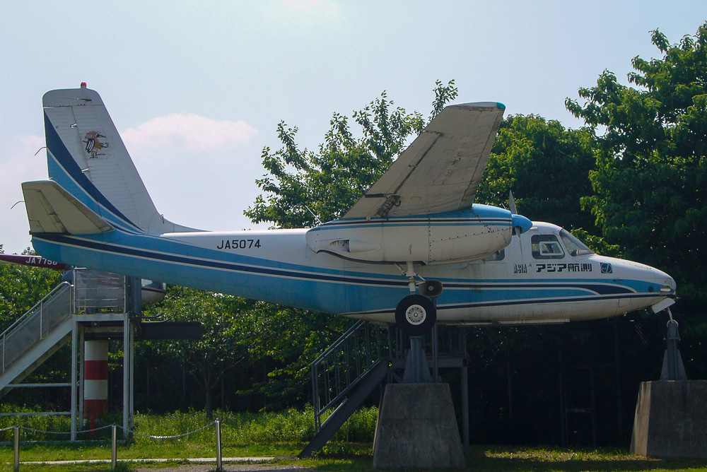 The difference between this Commander 680E and the 680 are the extended wingtips, outside the ailerons. Note that the two blade props are not standard. Image