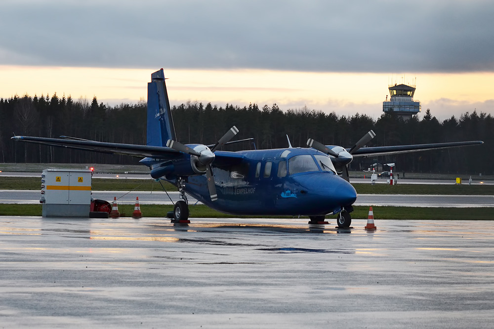 From this angle you can clearly see the small diameter props that makes it possible to recognise this Model 681 Hawk Commander from later models. The eyebrow cockpit window is the key feature of the 681 compared to the 680W. (photo: Anna Zvereva/WikiMedia) Image