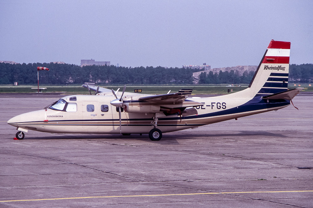 Although the cabin windows are partially hidden behind the nacelle, you can well see the larger size of the second window of the Modle 690D compared to the Model 690C/695. Image