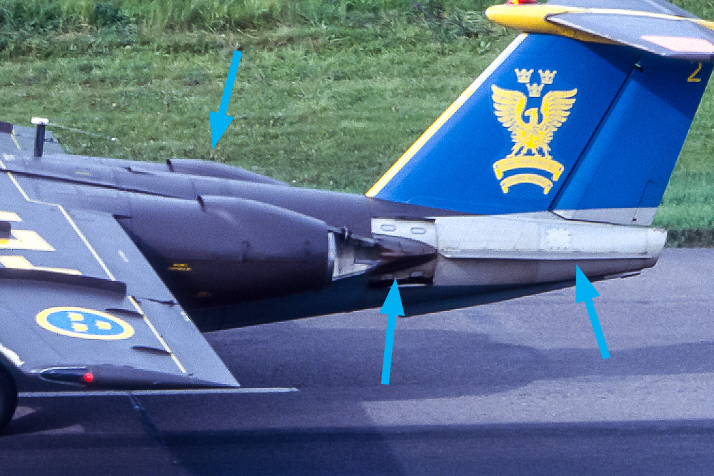 Here you can see the details of the rear fuselage of the early versions of the Saab 105. Typical are the narrow intakes on top of the nacelles, the short nacelle-fuselage fairings and strakes at the side of the tail cone. Image